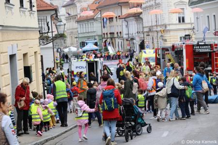 Otroci kamniških šol in vrtcev rajali na Glavnem trgu in se učili o trajnostni mobilnosti (56)